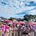 Dewan guru SDN Bahgie Bertona beserta anak murid saat mengikuti karnaval di Pondok Baru Kecamatan Bandar,(15/8/2026).foto.dok:Ist
