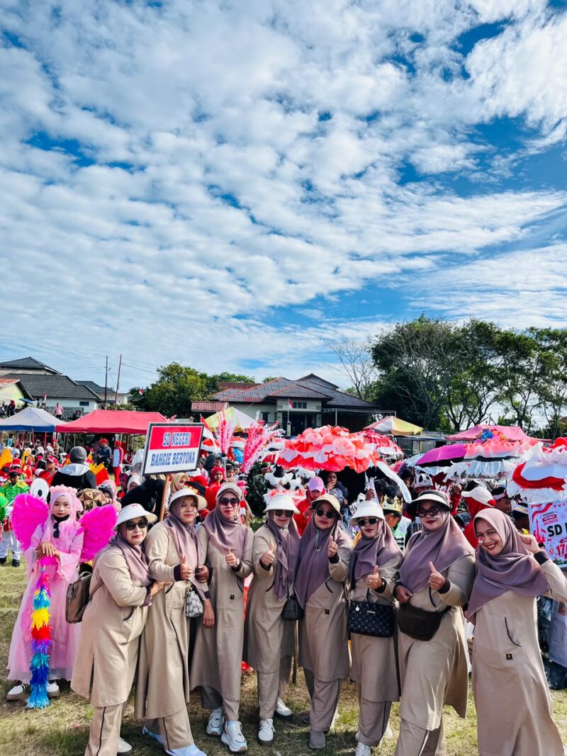 Dewan guru SDN Bahgie Bertona beserta anak murid saat mengikuti karnaval di Pondok Baru Kecamatan Bandar,(15/8/2026).foto.dok:Ist