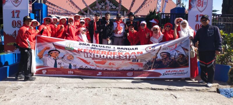 Ket Foto: Kepala SMA Negeri 1 Bandar, Razali, S.Pd., bersama para guru,(15/8/2026).Dok:Ist