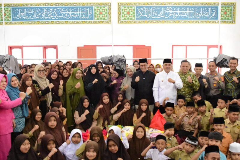 Ket foto: Dandim 0106/Aceh Tengah Letkol Czi Rudy Haryanto bersama Bupati Aceh Tengah Haili Yoga dan jajaran Forkopimda saat melaksanakan anjangsana dan menyerahkan bantuan kepada anak-anak Yayasan Kasih Sayang Paya Tumpi,(15/8/2026).(Dok:Ist)