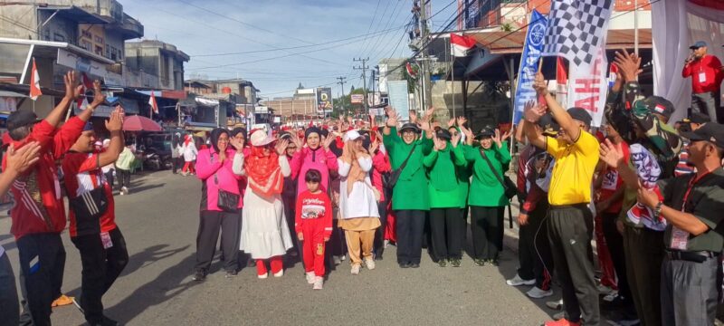 Ket foto: Kapolsek Bandar IPTU Dede Moerdhany, S.H. melepas start peserta jalan santai dalam rangka menyemarakkan HUT ke-81,(dok:Ist)