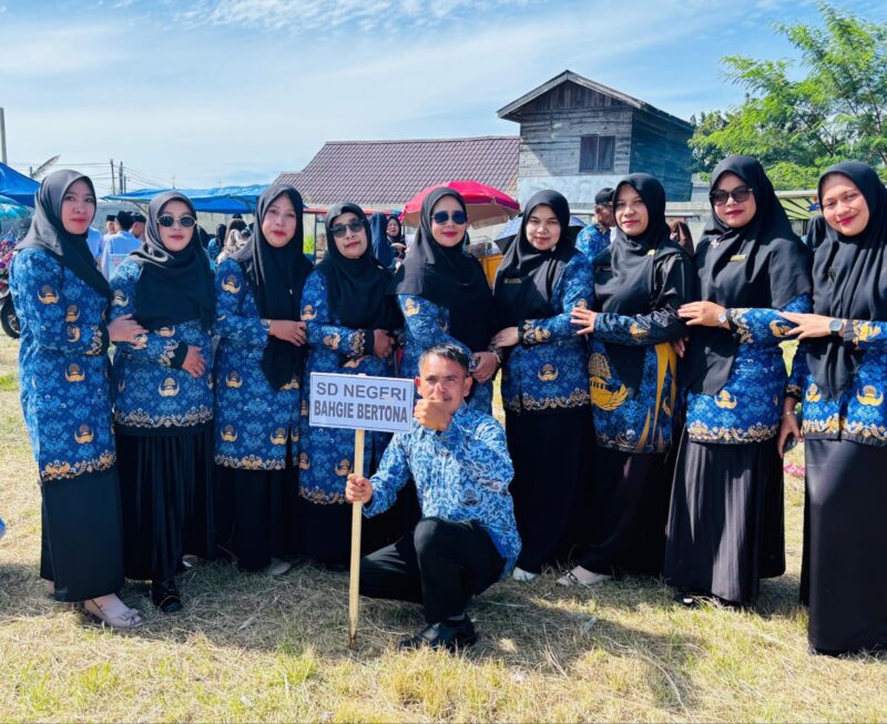 Ket Foto: Kepala Sekolah bersama Dewan Guru dan Staf SD Negeri Bahgie Bertona turut memeriahkan peringatan HUT ke-81 Kemerdekaan Republik Indonesia, Senin (17/8/2026).(Dok:Ist)