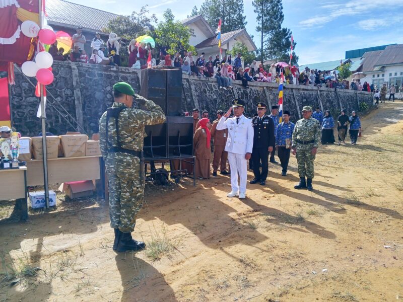 Ket. Foto: Babinsa Koramil 07/Atu Lintang Serka Syuitno bersama anggota Koramil mengikuti upacara peringatan HUT ke-81 Kemerdekaan RI, (17/7/2026).Dok:Ist
