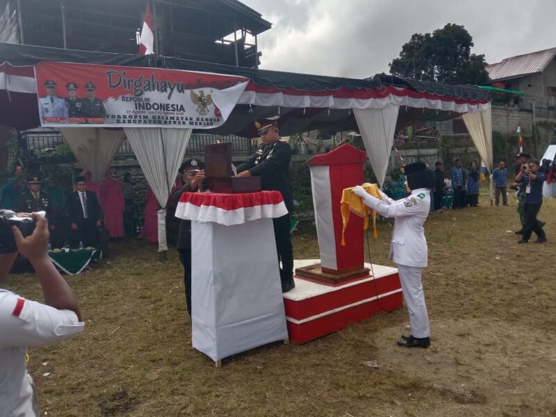 Keterangan foto: Kapolsek Bandar IPTU Dede Moerdhany, S.H. memimpin upacara penurunan Bendera Merah Putih HUT ke-81 RI di Kecamatan Bandar, (17/8/2026) sore.(Dok:Ist)