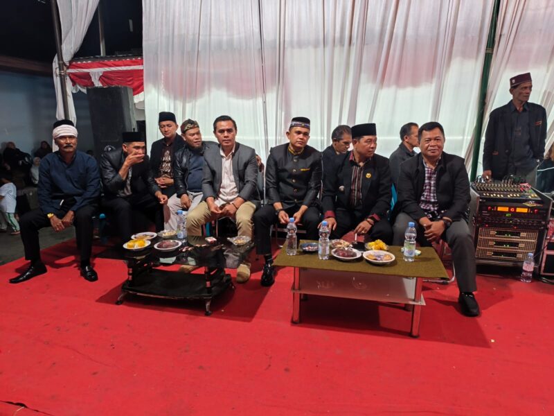 Ket foto: Danramil 01/Bandar Kapten Inf Arianto bersama Forkopimcam dan masyarakat saat malam resepsi HUT ke-81 RI di Kecamatan Bandar.(Dok:Ist)