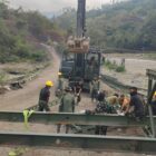 Ket Foto: Satgas gabungan Yon TP 854/DK bersama personel Koramil 09/Ketol dan Zeni AD merakit panel Jembatan Bailey Brawang Gajah, Desa Burlah.dok:Ist