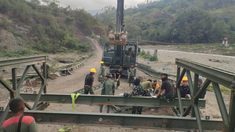Ket Foto: Satgas gabungan Yon TP 854/DK bersama personel Koramil 09/Ketol dan Zeni AD merakit panel Jembatan Bailey Brawang Gajah, Desa Burlah.dok:Ist