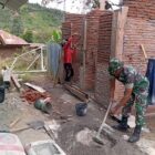 Babinsa Koramil 05/Linge Sertu Mukmin Anto membantu masyarakat dalam proses pembangunan rumah warga,(19/8/2026).foto.dok:Ist
