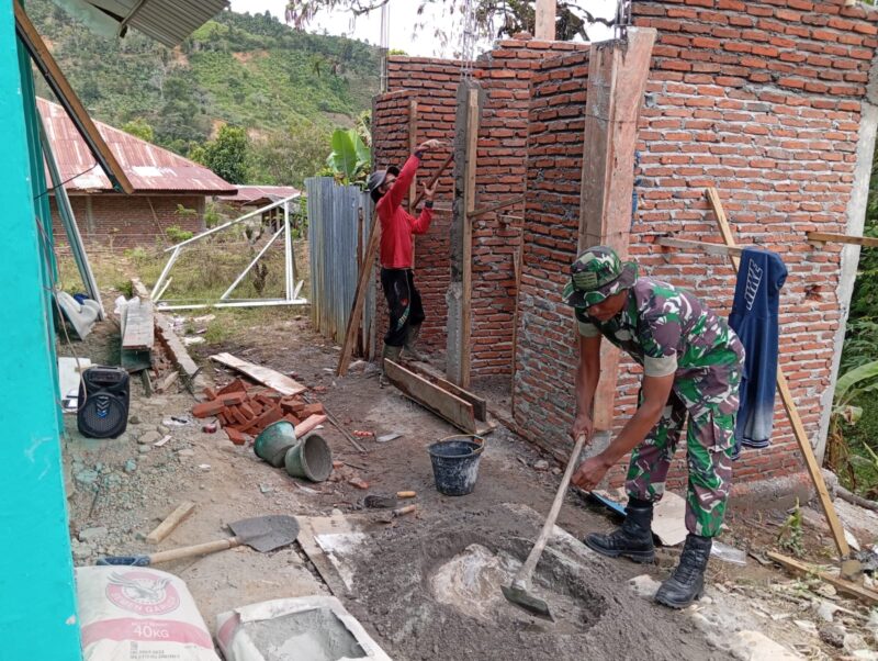 Babinsa Koramil 05/Linge Sertu Mukmin Anto membantu masyarakat dalam proses pembangunan rumah warga,(19/8/2026).foto.dok:Ist
