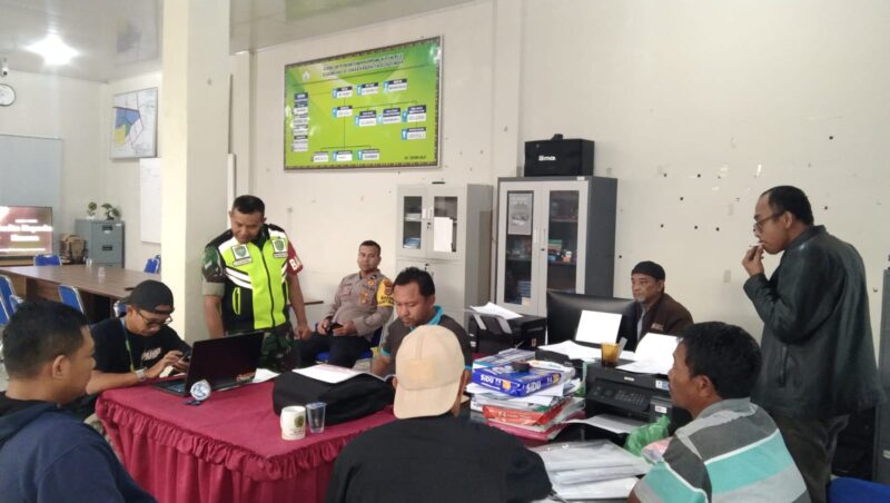 Serka Lisdiono melaksanakan komunikasi sosial bersama warga di Desa Kuteni Reje, (19/8/2026).foto.dok:Ist