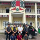 Satreskrim Polres Bener Meriah foto bersama tiga tersangka kasus dugaan pencurian di depan Mako Polres Bener Meriah, Rabu (19/8/2026).foto.(dok:Ist)