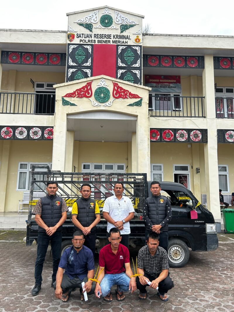 Satreskrim Polres Bener Meriah foto bersama tiga tersangka kasus dugaan pencurian di depan Mako Polres Bener Meriah, Rabu (19/8/2026).foto.(dok:Ist)