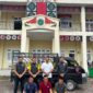 Satreskrim Polres Bener Meriah foto bersama tiga tersangka kasus dugaan pencurian di depan Mako Polres Bener Meriah, Rabu (19/8/2026).foto.(dok:Ist)