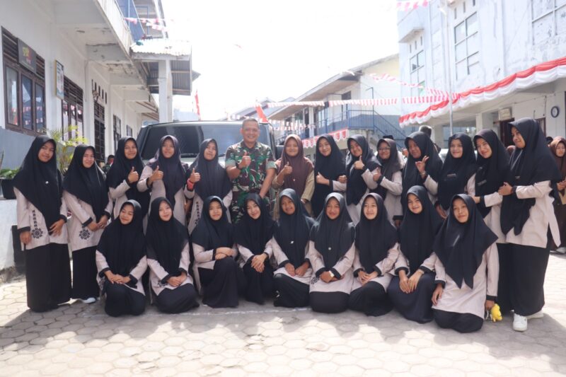 Dandim 0106/Aceh Tengah Letkol Czi Rudy Haryanto saat bersama santriwati Pondok Pesantren Darul Mukhlisin, Kecamatan Bebesen, Kamis (20/8/2026).foto.Dok:Ist
