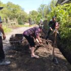Ket Foto: Sertu Edi Saputra bersama masyarakat melaksanakan kegiatan gotong royong/Karya Bakti di Desa Wih Porak, Kamis (20/8/2026).(Dok:Ist)