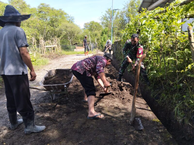 Ket Foto: Sertu Edi Saputra bersama masyarakat melaksanakan kegiatan gotong royong/Karya Bakti di Desa Wih Porak, Kamis (20/8/2026).(Dok:Ist)