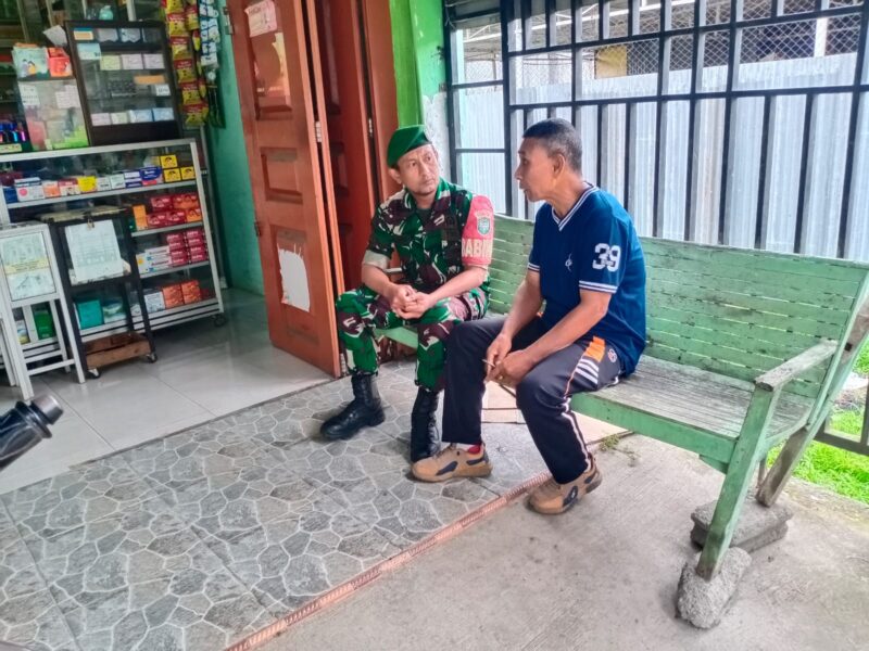 Sertu Abdul Gofur melaksanakan kegiatan komunikasi dan silaturahmi bersama warga,(22/8/2026) foto.(Dok:Ist)