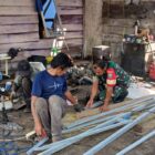 Serda Alwin saat membantu pemuda binaan dalam proses pembuatan kanopi, Sabtu (22/8/2026).foto.(dok:Ist)