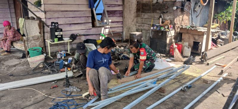 Serda Alwin saat membantu pemuda binaan dalam proses pembuatan kanopi, Sabtu (22/8/2026).foto.(dok:Ist)
