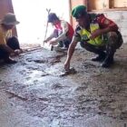 Babinsa Koramil 07/Atu Lintang Sertu Raswan bersama warga melaksanakan gotong royong membantu plester rumah milik Burhanudin, Minggu (23/8/2026).foto.(dok:Ist)