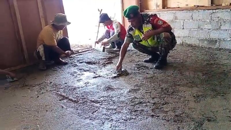 Babinsa Koramil 07/Atu Lintang Sertu Raswan bersama warga melaksanakan gotong royong membantu plester rumah milik Burhanudin, Minggu (23/8/2026).foto.(dok:Ist)