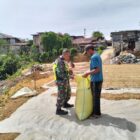 Ket foto: Babinsa Koramil 07/Atu Lintang Sertu Moh. Muhni melaksanakan komunikasi sosial bersama masyarakat di Desa Merah Mege,, Selasa (25/8/2026).dok:Ist