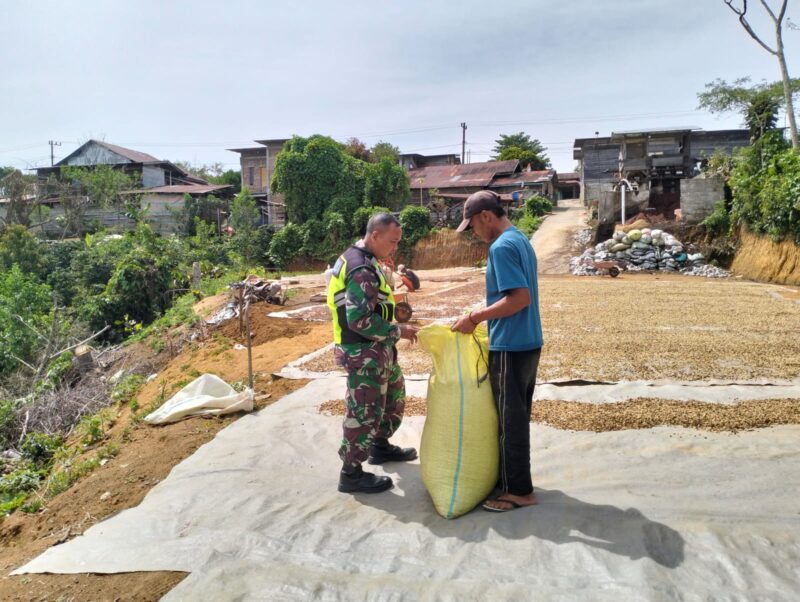 Ket foto: Babinsa Koramil 07/Atu Lintang Sertu Moh. Muhni melaksanakan komunikasi sosial bersama masyarakat di Desa Merah Mege,, Selasa (25/8/2026).dok:Ist