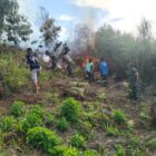 Personel Koramil 02 dan Koramil 03 jajaran Kodim 0106/Aceh Tengah bersama aparatur desa dan warga melakukan pemadaman kebakaran hutan dan lahan, Rabu (26/8/2026).foto:dok:Ist