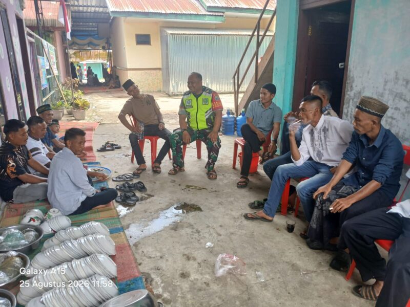 Koptu Deni Sahputra saat melaksanakan komunikasi sosial bersama warga Desa Celala,(28/8/2026).foto:(dok:Ist)