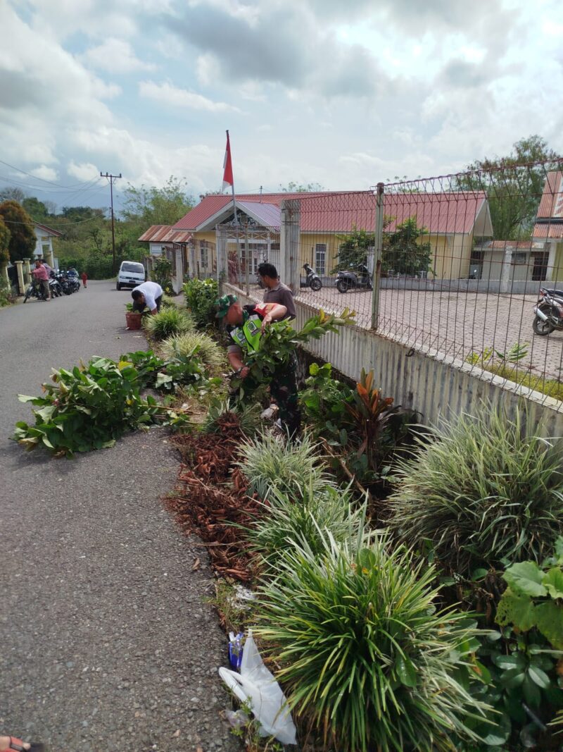 Ket Foto: Babinsa Koramil 03/Pegasing Serda M. Kholil bersama aparatur Desa Bies Penantanan melaksanakan gotong royong membersihkan lingkungan sekitar kantor desa, Sabtu (29/8/2026).Dok:ist
