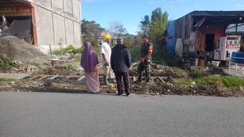 Ket foto: Babinsa Koramil 06/Jagong Serda Raja P. Manurung melaksanakan Komsos bersama warga di Desa Bukit Sari, Minggu (30/8/2026).dok:ist