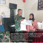 Ket foto: Babinsa Koramil 01/Lut Tawar Serma Zainal Abidin mendampingi pembagian beras Bulog kepada warga, Minggu (30/8/2026).Dok: ist
