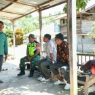 Ket Foto: Babinsa Desa Daleng Koramil 02/Bebesen Serma FB Kalalo dan Serka Sukardi Gayo melaksanakan Komsos bersama aparat desa, Senin (31/8/2026).Dok:Ist