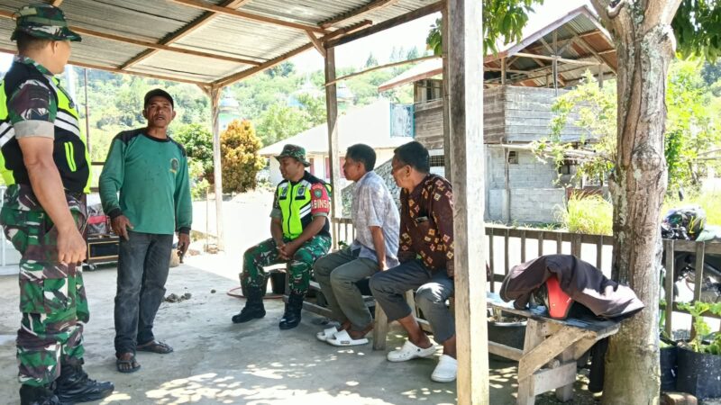 Ket Foto: Babinsa Desa Daleng Koramil 02/Bebesen Serma FB Kalalo dan Serka Sukardi Gayo melaksanakan Komsos bersama aparat desa, Senin (31/8/2026).Dok:Ist