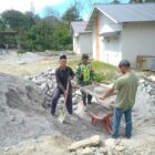 Ket Foto: Babinsa Koramil 04/Bintang Serda Nasrudin membantu masyarakat dalam pembangunan rumah di Desa, Senin (31/8/2026).Dok:Ist
