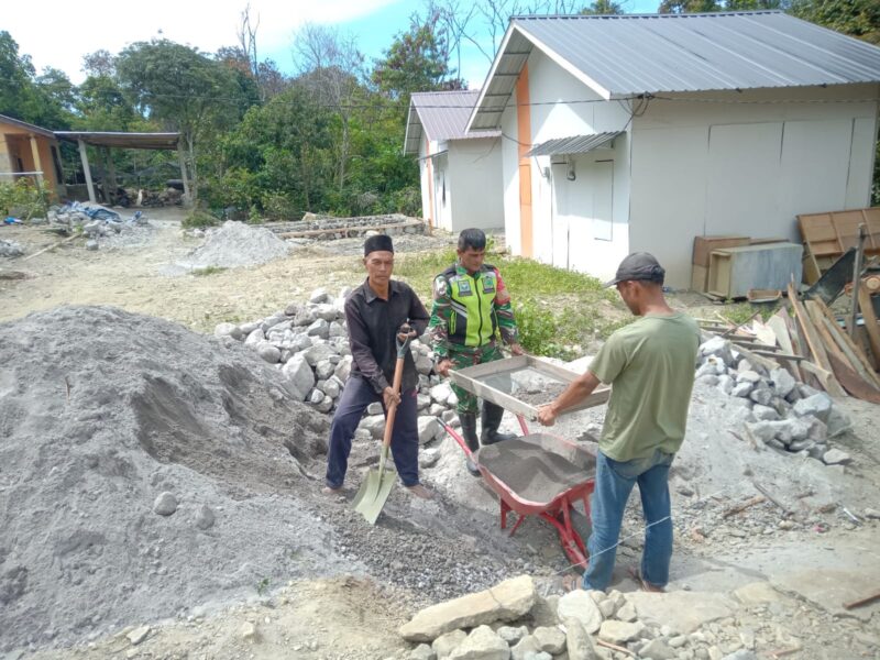 Ket Foto: Babinsa Koramil 04/Bintang Serda Nasrudin membantu masyarakat dalam pembangunan rumah di Desa, Senin (31/8/2026).Dok:Ist