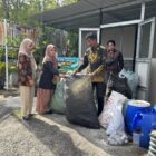 Keuchik Gampong Kota Baru, H. Eddy Erwinsyah, ST, menunjukkan berbagai program pengelolaan lingkungan yang menjadi bagian dari persiapan verifikasi lapangan Program Kampung Iklim (Proklim) Tahun 2026, Sabtu (1/8/2026). Foto: Dok. Diskominfo Kota Banda Aceh