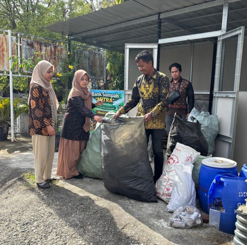 Keuchik Gampong Kota Baru, H. Eddy Erwinsyah, ST, menunjukkan berbagai program pengelolaan lingkungan yang menjadi bagian dari persiapan verifikasi lapangan Program Kampung Iklim (Proklim) Tahun 2026, Sabtu (1/8/2026). Foto: Dok. Diskominfo Kota Banda Aceh