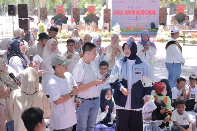 Wali Kota Banda Aceh Illiza Sa’aduddin Djamal berdialog bersama anak-anak pada puncak peringatan Hari Anak Nasional (HAN) Kota Banda Aceh 2026 di Taman Putroe Phang, Minggu (2/8/2026). Foto: Dok. Prokopim Kota Banda Aceh