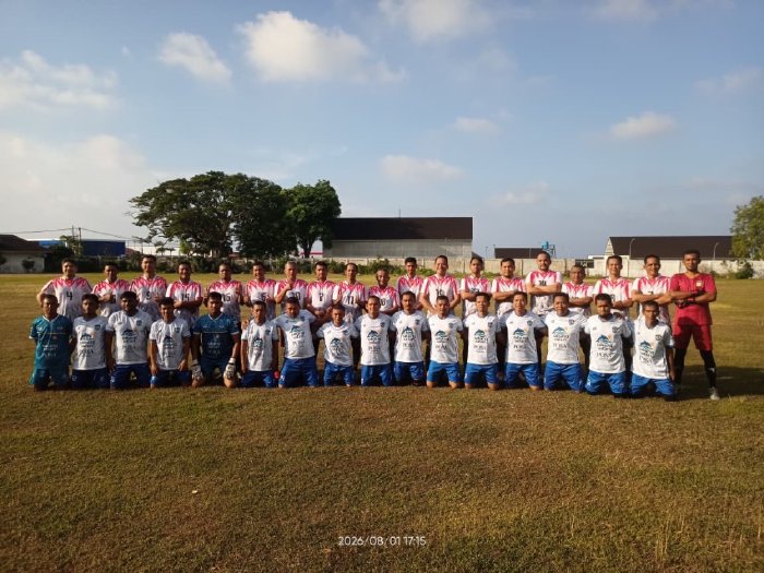 Foto bersama tim Pemkab Aceh Besar (kostum putih-merah) dan tim Pemko Sabang (kostum putih-biru), di Lapangan Sabang Marauke, Kota Sabang, Sabtu (1/8/2026) sore. Foto: Dok. MC Aceh Besar