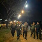 Tim gabungan Satpol PP dan WH Aceh Besar bersama Satpol PP dan WH Aceh, menyisir bantaran Krueng Cut kawasan perbatasan Banda Aceh dan Aceh Besar, Minggu (2/8/2026) dini hari. Foto: Dok. MC Aceh Besar
