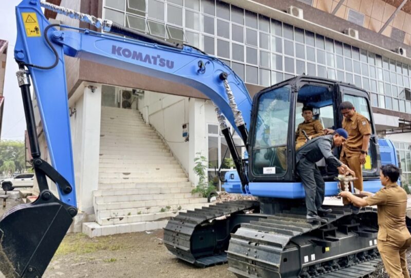 Bupati Aceh Barat Tarmizi, SP, MM didampingi Wakil Bupati dan Kepala Dinas Kelautan dan Perikanan (DKP) menerima bantuan satu unit excavator dari Direktorat Jenderal Perikanan Budidaya, Kementerian Kelautan dan Perikanan (KKP), di Kompleks Kantor Bupati Aceh Barat, Senin (3/8/2026). Foto: Dok. Pemkab Aceh Barat