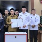 Bupati Aceh Barat Tarmizi, SP, MM bersama Kepala BNN Provinsi Aceh Brigjen Pol. Dr. Dedi Tabrani menandatangani nota kesepahaman (MoU) pembentukan Unit Layanan Terpadu Pencegahan, Pemberantasan, Penyalahgunaan, dan Peredaran Gelap Narkotika (ULT P4GN) di ruang kerja Bupati Aceh Barat, Senin (3/8/2026). Foto: Dok. Pemkab Aceh Barat