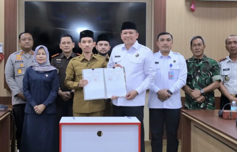 Bupati Aceh Barat Tarmizi, SP, MM bersama Kepala BNN Provinsi Aceh Brigjen Pol. Dr. Dedi Tabrani menandatangani nota kesepahaman (MoU) pembentukan Unit Layanan Terpadu Pencegahan, Pemberantasan, Penyalahgunaan, dan Peredaran Gelap Narkotika (ULT P4GN) di ruang kerja Bupati Aceh Barat, Senin (3/8/2026). Foto: Dok. Pemkab Aceh Barat