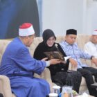Wali Kota Banda Aceh Illiza Sa’aduddin Djamal bersama Syeikh Dr. Hisyam Al-Kamil Hamid Musa, Ketua DPRK, Forkopimda, ulama, dan tokoh masyarakat menghadiri Silaturahmi Ulama dan Umara dalam rangka Penguatan Syariat Islam Kota Banda Aceh di Pendopo Wali Kota, Minggu (2/8/2026) malam. Foto: Dok. Prokopim Kota Banda Aceh
