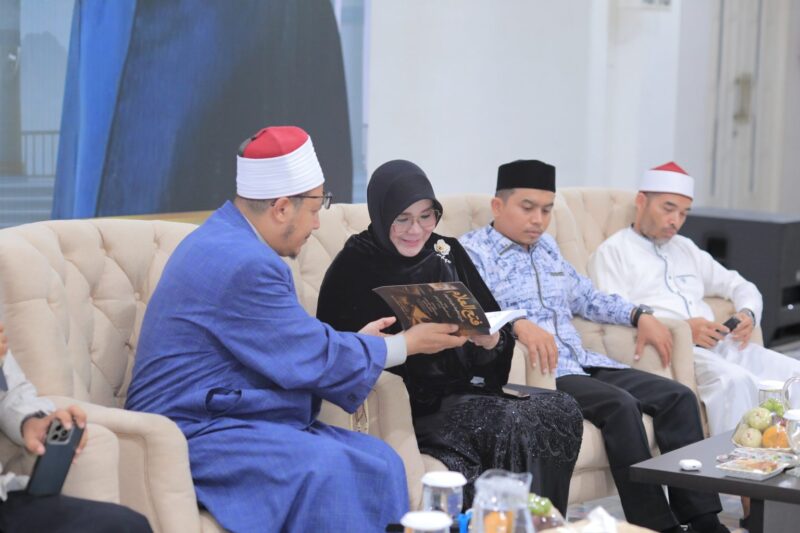 Wali Kota Banda Aceh Illiza Sa’aduddin Djamal bersama Syeikh Dr. Hisyam Al-Kamil Hamid Musa, Ketua DPRK, Forkopimda, ulama, dan tokoh masyarakat menghadiri Silaturahmi Ulama dan Umara dalam rangka Penguatan Syariat Islam Kota Banda Aceh di Pendopo Wali Kota, Minggu (2/8/2026) malam. Foto: Dok. Prokopim Kota Banda Aceh