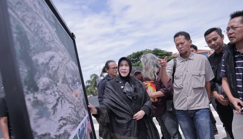 Wali Kota Banda Aceh Illiza Sa’aduddin Djamal menghadiri pameran foto 