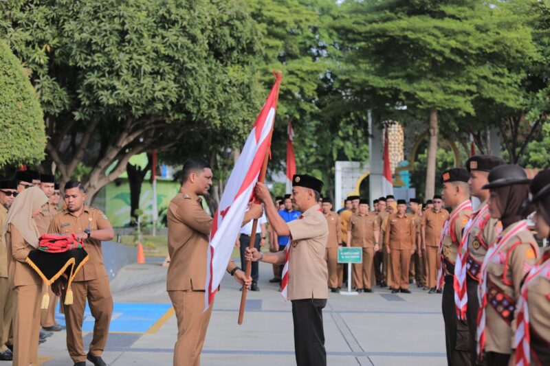 Wakil Wali Kota Banda Aceh Afdhal Khalilullah memimpin Apel Gabungan ASN di Halaman Balai Kota Banda Aceh, Senin (3/8/2026). Foto: Dok. Istimewa 