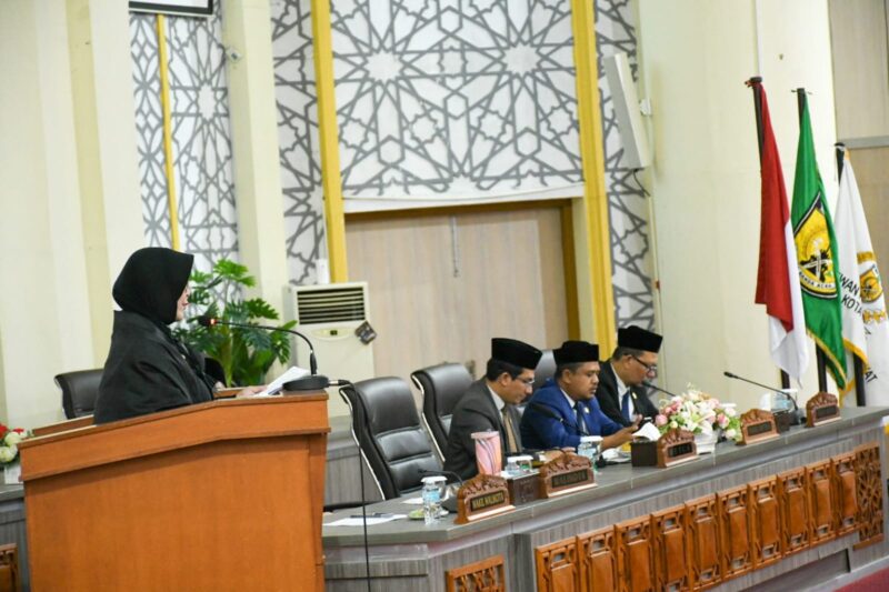 Wali Kota Banda Aceh Illiza Sa’aduddin Djamal menghadiri rapat paripurna di Gedung DPRK Banda Aceh, Senin (3/8/2026). Foto: Dok. Prokopim Kota Banda Aceh
