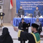 Wali Kota Banda Aceh Illiza Sa’aduddin Djamal melantik dan mengambil sumpah jabatan dr. Emeraldha, M.Kes. sebagai Direktur Definitif RSUD Meuraxa Kota Banda Aceh di Aula Gedung Mawardy Nurdin, Senin (3/8/2026). Foto: Dok. Prokopim Kota Banda Aceh